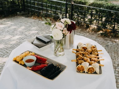 Hochzeitslocation: Agape im Freien für eure Hochzeit im Schlosscafé Köpenick. - Schlosscafé Köpenick