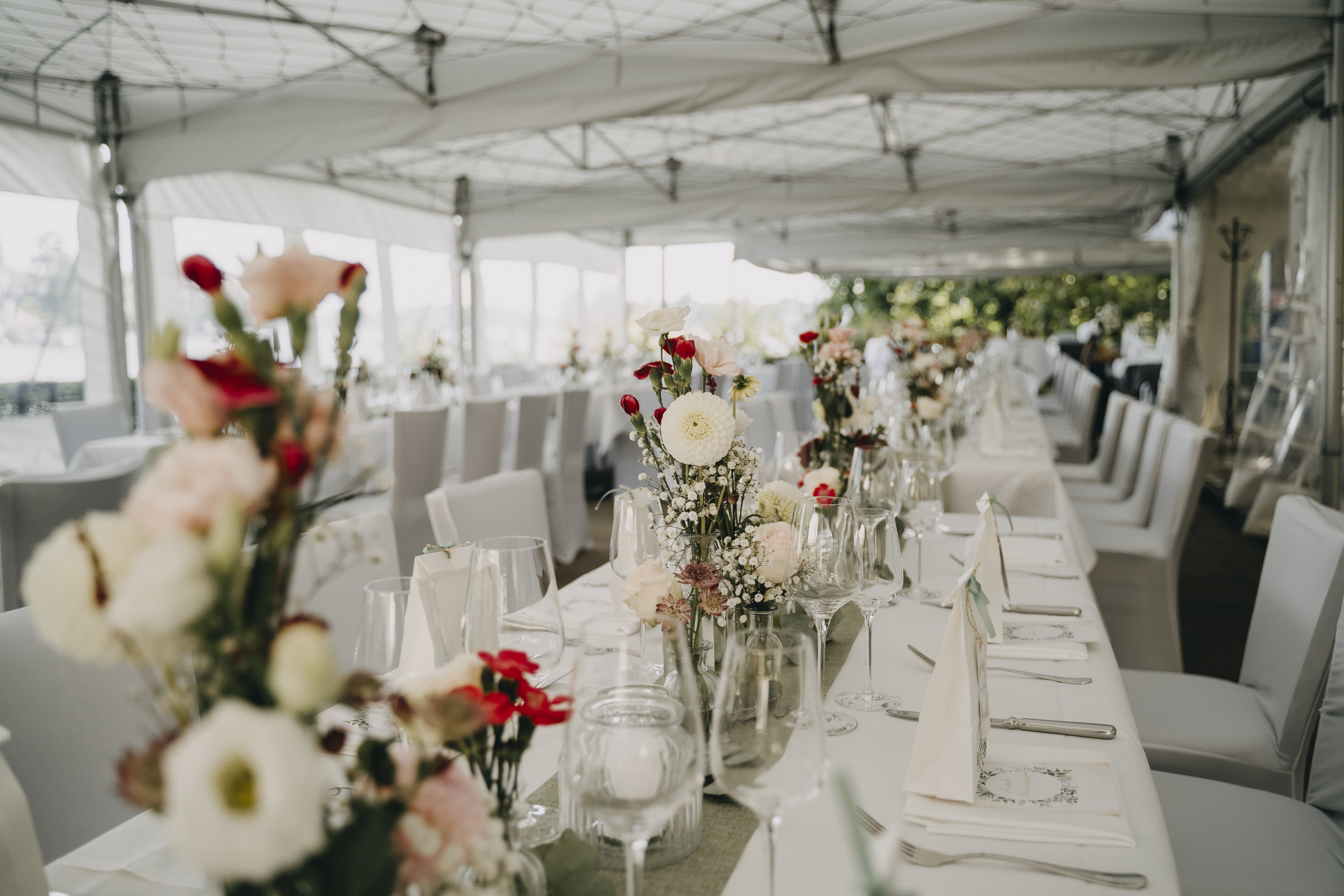 Hochzeitslocation: Hochzeitstafel im Festzelt. - Schlosscafé Köpenick