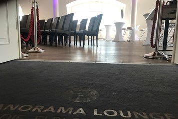 Hochzeit: Elblocation Panorama Lounge 