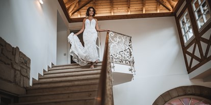 Hochzeit - Neckarbischofsheim - Die wundervolle Treppe zu unseren Hotelzimmer. Der perfekte Spot für ein First-Look Shooting! - Landgut Schloss Michelfeld 