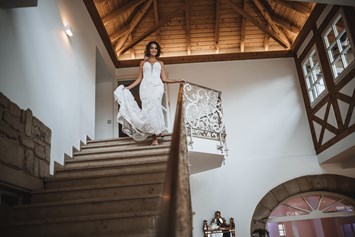 Hochzeit: Die wundervolle Treppe zu unseren Hotelzimmer. Der perfekte Spot für ein First-Look Shooting! - Landgut Schloss Michelfeld 