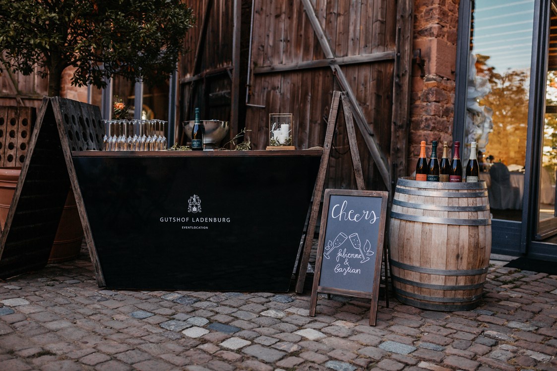 Hochzeit: Die Bar des Sektempfang  - Gutshof Ladenburg