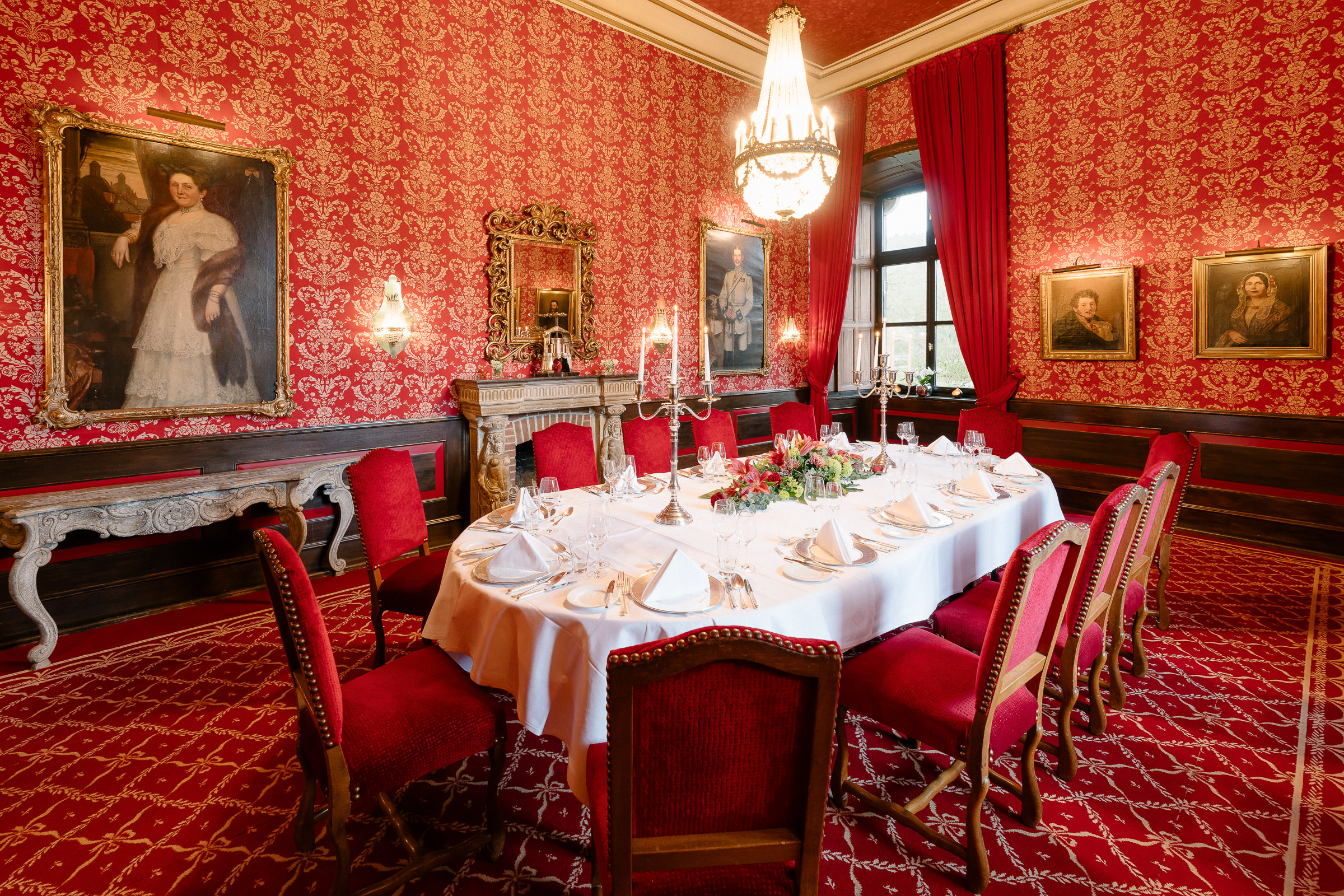 Hochzeit: Roter Salon
Foto: Alina Cürten  - Schlosshotel Hugenpoet