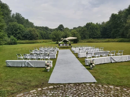 Hochzeit - Umgebung: mit Seeblick - Trauung auf der Festwiese - Burg Lüttinghof