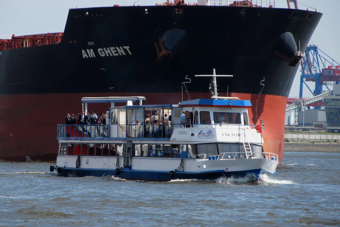 Hochzeit: Auf Ihrer Fahrt durch den Hafen geht es auf Tuchfühlung mit den großen Schiffen, aus aller Welt. - Elbe Erlebnistörns