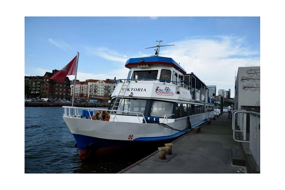 Hochzeit: Die VIKTORIA ist unser Flaggschiff und für große Gesellschaften bis 100 Personen perfekt geeignet. - Elbe Erlebnistörns