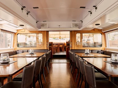 Hochzeit: Salon mit Blick nach achtern - Eventschiff Grosser Michel
