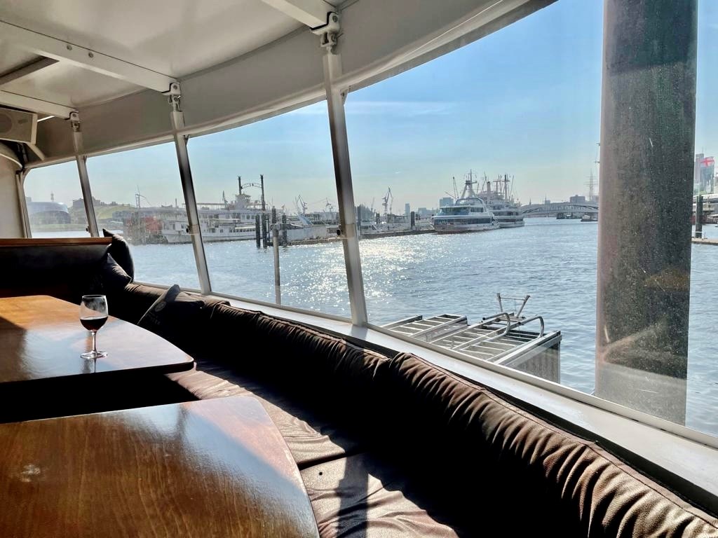 Hochzeit: Panoramafenster achtern in der Lounge - Eventschiff Grosser Michel