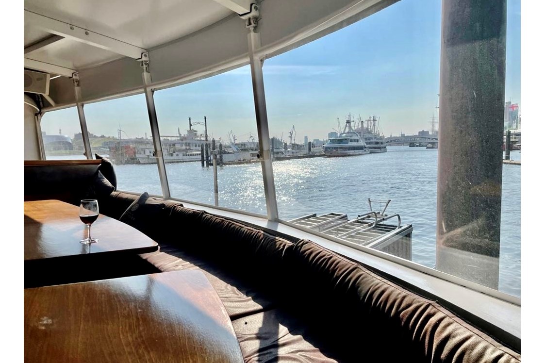 Hochzeit: Panoramafenster achtern in der Lounge - Eventschiff Grosser Michel