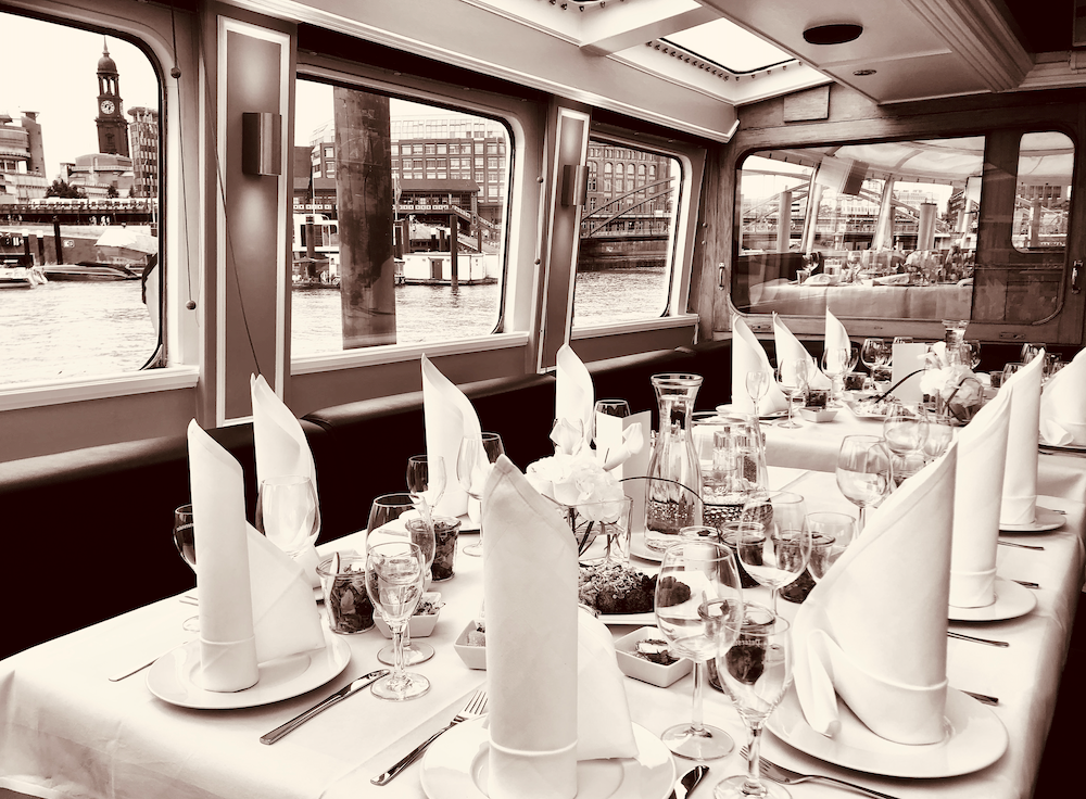 Hochzeit: Zeitlos elegant eingedeckt - Eventschiff Grosser Michel