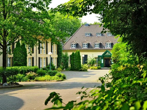 Hochzeitslocation: Außenansicht  - Waldhotel Heiligenhaus