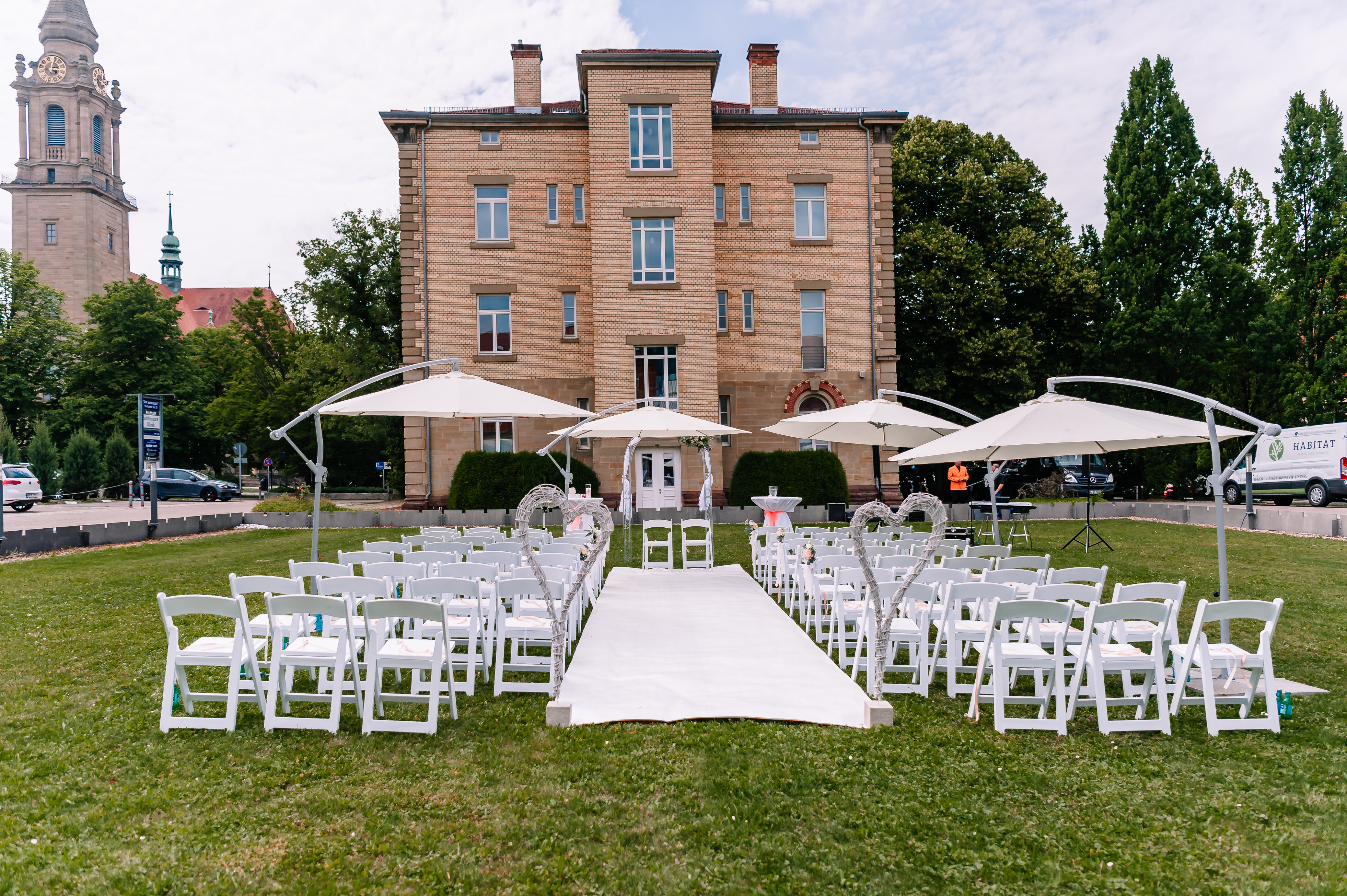 Hochzeitslocation: Freie Trauung auf der Wiese im Innenhof - nestor Hotel Ludwigsburg