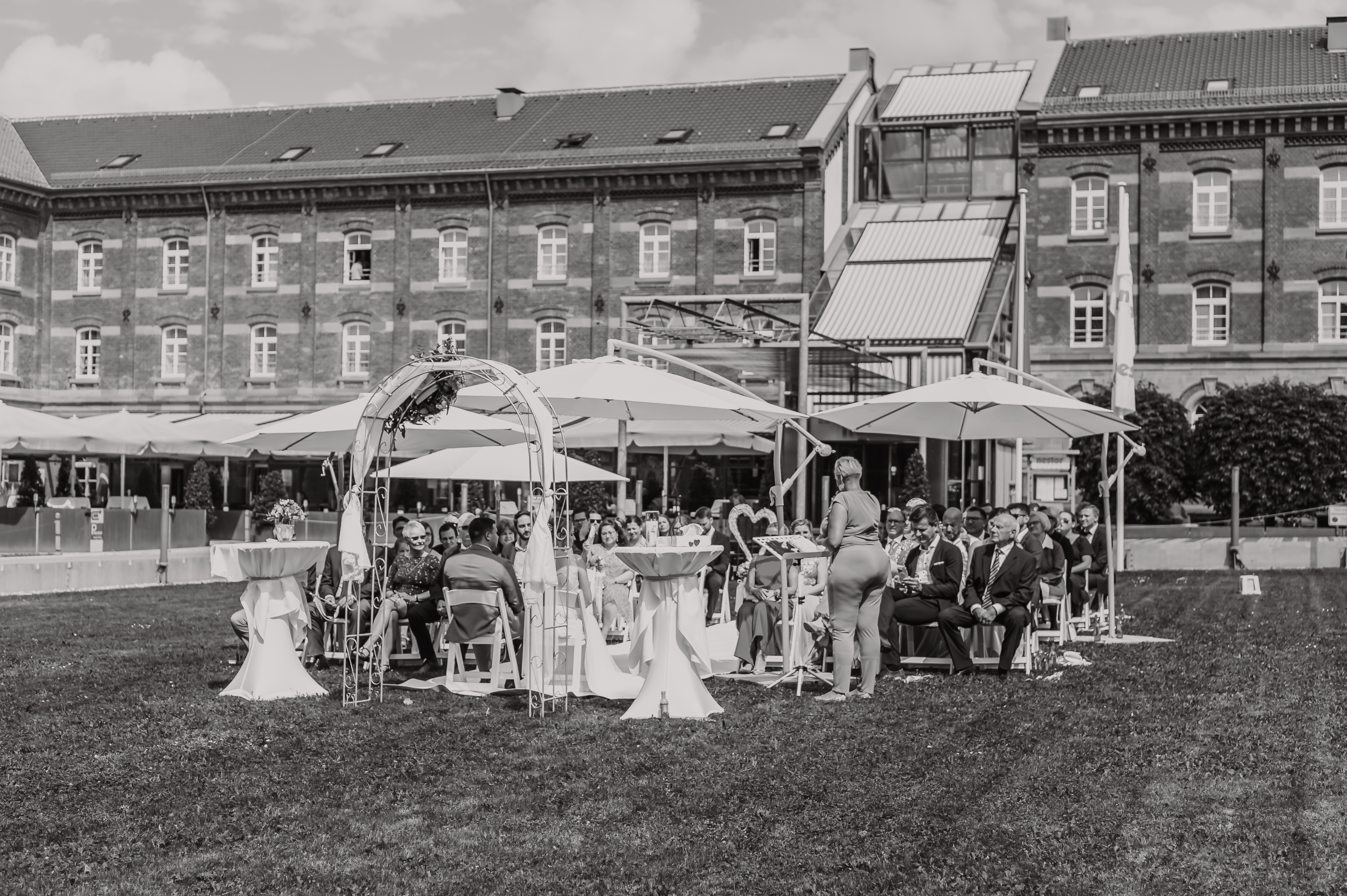 Hochzeitslocation: Freie Trauung auf der Wiese im Innenhof - nestor Hotel Ludwigsburg
