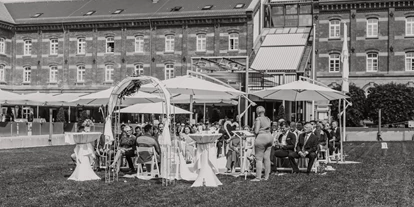 Hochzeit - Geeignet für: Private Feier (Taufe, Erstkommunion,...) - Leonberg (Böblingen) - Freie Trauung auf der Wiese im Innenhof - nestor Hotel Ludwigsburg