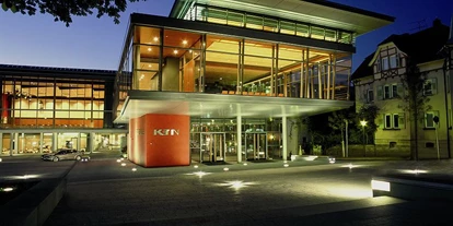 Mariage - Region Stuttgart - K3N - Stadthalle und Kreuzkirche Nürtingen
Das repräsentative Kultur- und Tagungszentrum im Herzen der Stadt ist ein hochmodernes Multifunktionsgebäude welches sich durch seine ästhetische Architektur hervorragend in das Bild der historischen Innenstadt Nürtingens einfügt. 
Die Nutzungskonzeption des K3N könnte umfassender nicht sein. Das Haus bietet einen anspruchsvollen Rahmen für Kulturveranstaltungen, Kongresse, Tagungen, Präsentationen, Empfänge,  u.v.m. und steht für ein Höchstmaß an Veranstaltungskultur.
Mit hellen Räumen, modernster Technik und einem exzellenten Catering, der ideale Ort für Ihre Veranstaltung.
  - K3N – Stadthalle und Kreuzkirche Nürtingen