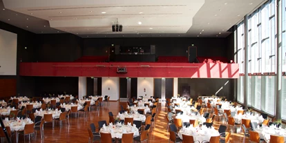 Mariage - Region Stuttgart - Großer Saal mit runden Tischen - K3N – Stadthalle und Kreuzkirche Nürtingen
