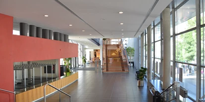 Mariage - Region Stuttgart - Foyer Erdgeschoss
Modern, klar und offen gestaltet bietet dieser Bereich jede Menge Platz. Mit direktem Zugang zu dem Parkhaus Stadtmitte und PKW befahrbar, ideal für Produktpräsentationen, Ausstellungen, Diskussionsecken und den Cateringservice. - K3N – Stadthalle und Kreuzkirche Nürtingen