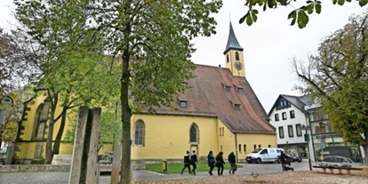 Mariage - Region Stuttgart - Kreuzkirche Nürtingen
Wo einst die geistlichen Herren wandelten, finden sich heute skurrile Skulpturen, geben Jazzgrößen Konzerte oder rezitieren hochkarätige Künstler Mörike.
Die Kreuzkirche bildet heute als Ort für Ausstellungen, Konzerte und weitere Veranstaltungen einen der kulturellen Mittelpunkte Nürtingens.
Lassen Sie sich vom Hauch der Geschichte inspirieren und geben Sie Ihrer Veranstaltung in der Kreuzkirche ein ganz besonderes Flair. - K3N – Stadthalle und Kreuzkirche Nürtingen
