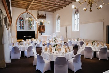 Hochzeit: Großer Saal in der Kreuzkirche mit runden Tischen - K3N – Stadthalle und Kreuzkirche Nürtingen