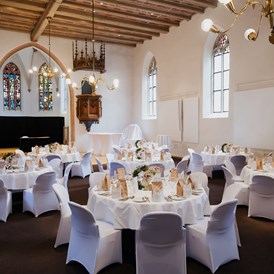 Hochzeit: Großer Saal in der Kreuzkirche mit runden Tischen - K3N – Stadthalle und Kreuzkirche Nürtingen