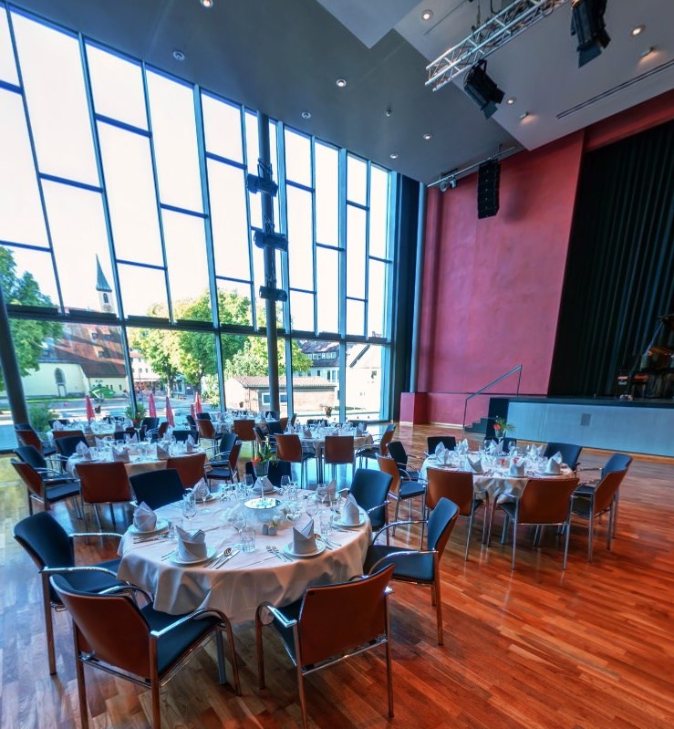 K3N – Stadthalle und Kreuzkirche Nürtingen Informatie over de balzalen Grote Zaal