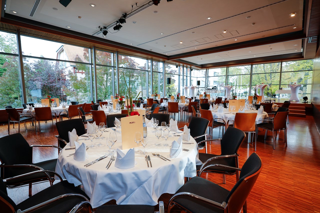 K3N – Stadthalle und Kreuzkirche Nürtingen Informatie over de balzalen Panoramazaal