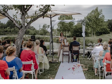 Hochzeit: Freie Trauung am hoteleigenen See mit Blick auf die Weinberge - Hotel Freihof