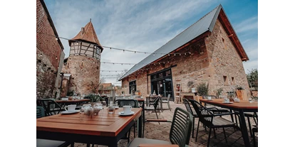 Hochzeit - Geeignet für: Firmenweihnachtsfeier - Mainbernheim - Großzügiger Aussenbereich für Kaffee & Kuchen, Sektempfang & Co - Hotel Freihof