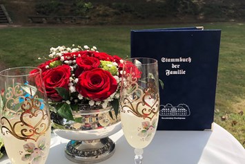 Hochzeit: Das Familienbuch mit der Schloss-Siluette gubt es beim Standesamt in Pulsnitz - Barockschloss Oberlichtenau