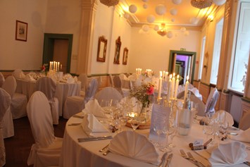 Hochzeit: Die Tischdekoration kann nach Ihren Wünschen durch uns oder durch Sie gestaltet werden. - Barockschloss Oberlichtenau