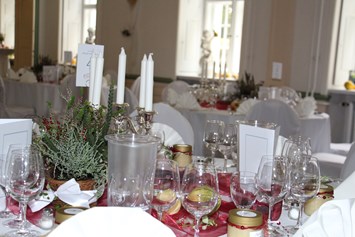 Hochzeit: Honiggläser als Gastgeschenk mit dem Namen des Gastes kommen direkt aus unserem Bienenfreundlichen Ort. - Barockschloss Oberlichtenau