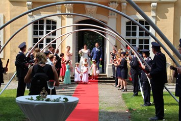 Hochzeit: Feuerwehr, zu Pferd oder im Oldtimer - Alles ist möglich - Barockschloss Oberlichtenau