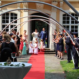Hochzeit: Feuerwehr, zu Pferd oder im Oldtimer - Alles ist möglich - Barockschloss Oberlichtenau