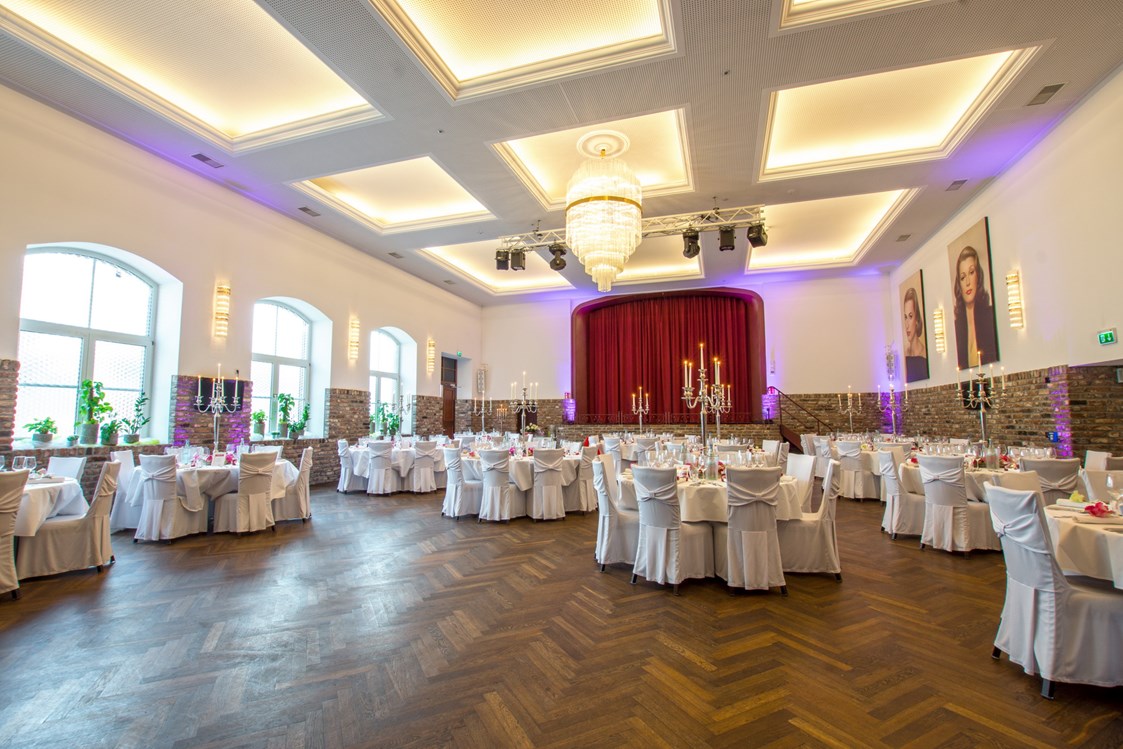 Hochzeit: Saal mit runden Tischen (Bankettbestuhlung) - Kamper Hof