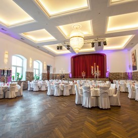Hochzeit: Saal mit runden Tischen (Bankettbestuhlung) - Kamper Hof