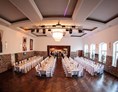 Hochzeit: Hochzeitssaal mit langen Tischen - Kamper Hof