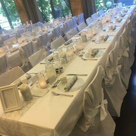Hochzeit: Hochzeit mit Stuhlhussen, die vom Paar dazu gemietet worden sind. - Zeit.Raum GmbH
