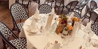 Hochzeit - Geeignet für: Private Feier (Taufe, Erstkommunion,...) - Leonberg (Böblingen) - Green Garden - Galatische mit blauen Stühlen - Mauritius Stuttgart-Süd Eventlocation