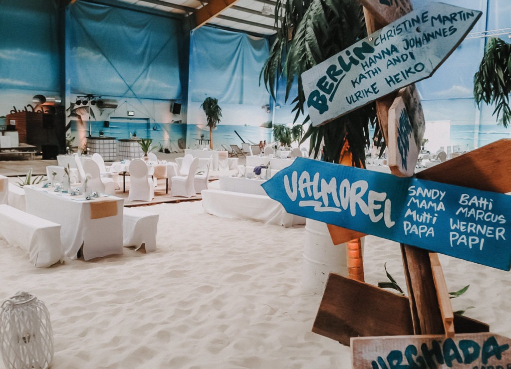 Hochzeit - Essen - Festlich dekorierte Strandhochzeit im Blue Beach – stilvoll feiern im Ruhrgebiet. - blue:beach