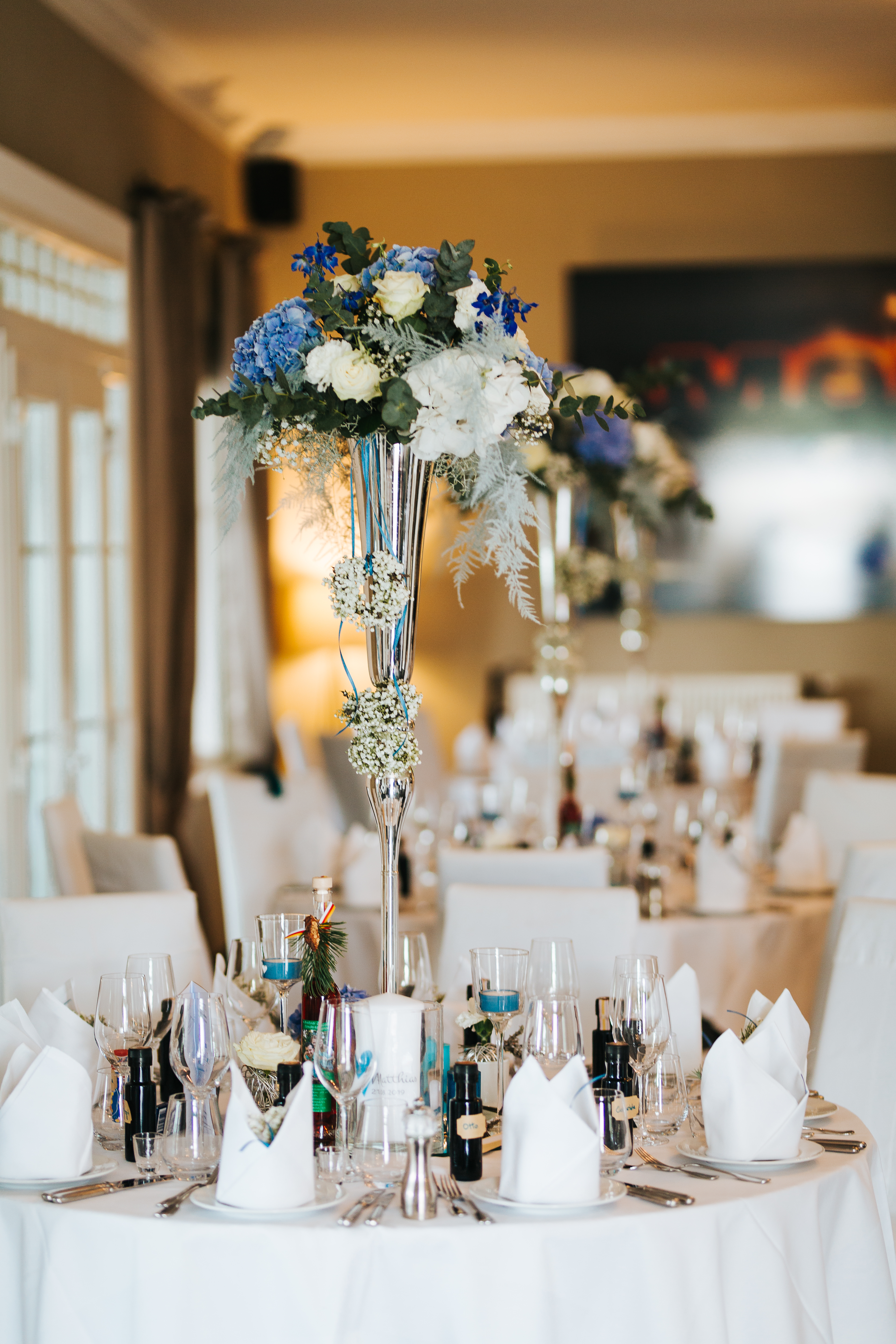 Hochzeitslocation: Eine Hochzeitstafel im Innenbereich. - Kropfitschbad