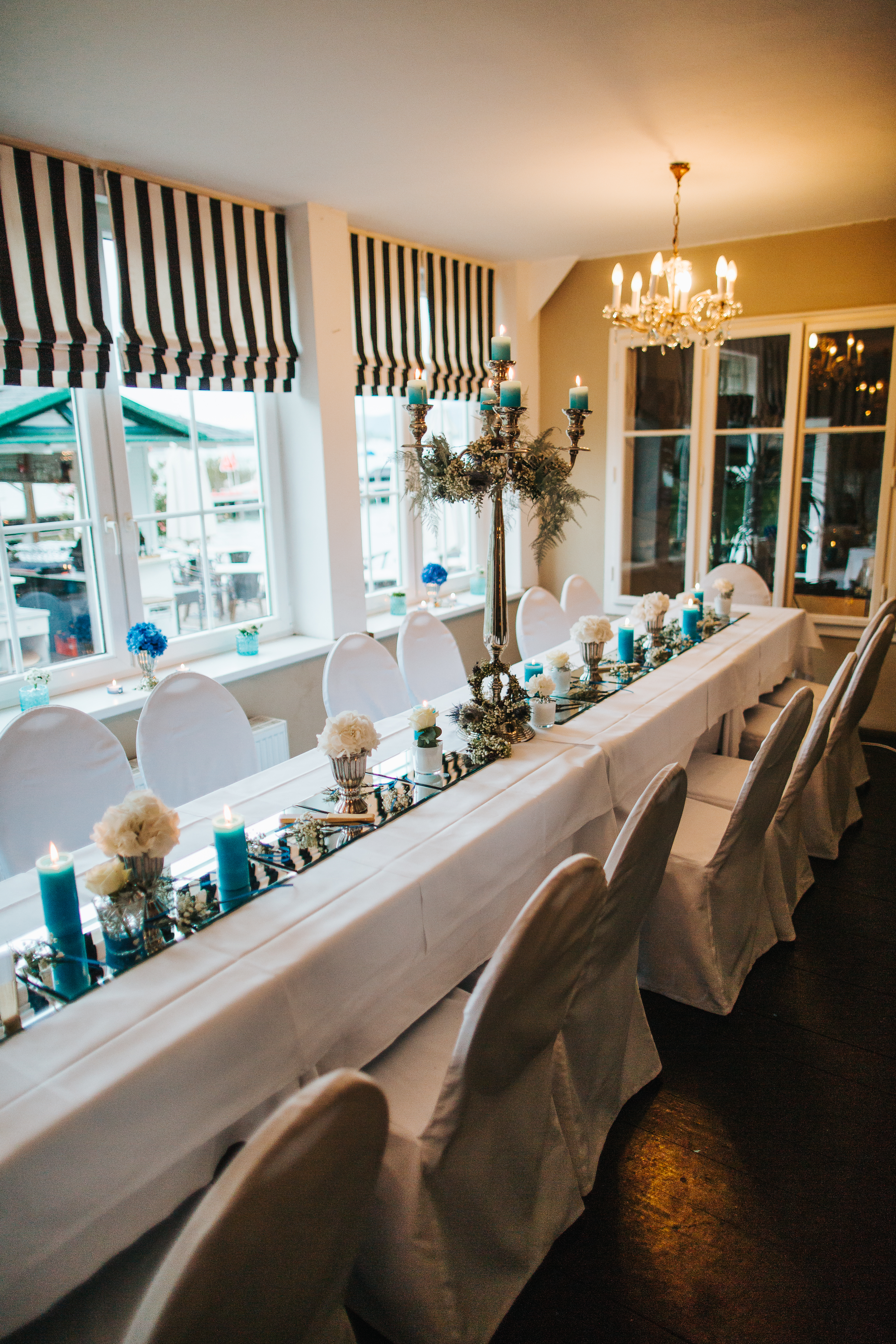 Hochzeitslocation: Eine Hochzeitstafel im Inneren des Kropfitschbad. - Kropfitschbad