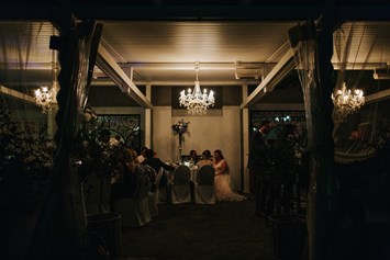 Hochzeit: Abendstimmung auf der Terrasse des Kropfitsbad am Wörthersee. - Kropfitschbad