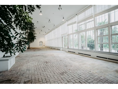 Wedding - Bad Sauerbrunn - Der Ostflügel:
Standesamtliche Trauung und Agape für bis zu
300 Personen / Hochzeitstafel für bis zu 200 Personen. - Orangerie im Schlosspark Eisenstadt