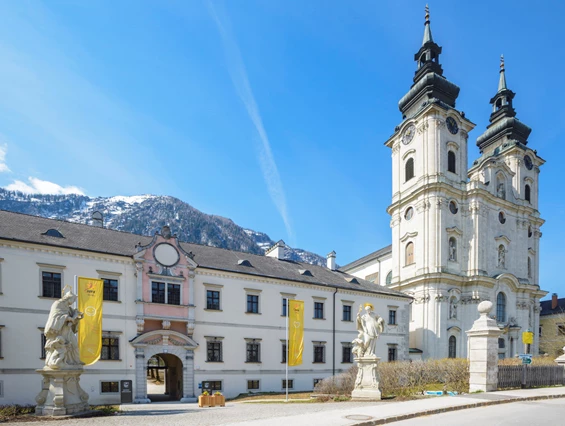 Hochzeitslocation: Hoteleingang mit der wunderschönen Stiftskirche - JUFA Hotel Pyhrn Priel