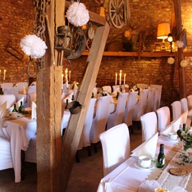 Hochzeit: Gastraum mit Hussen - Romantische Scheune