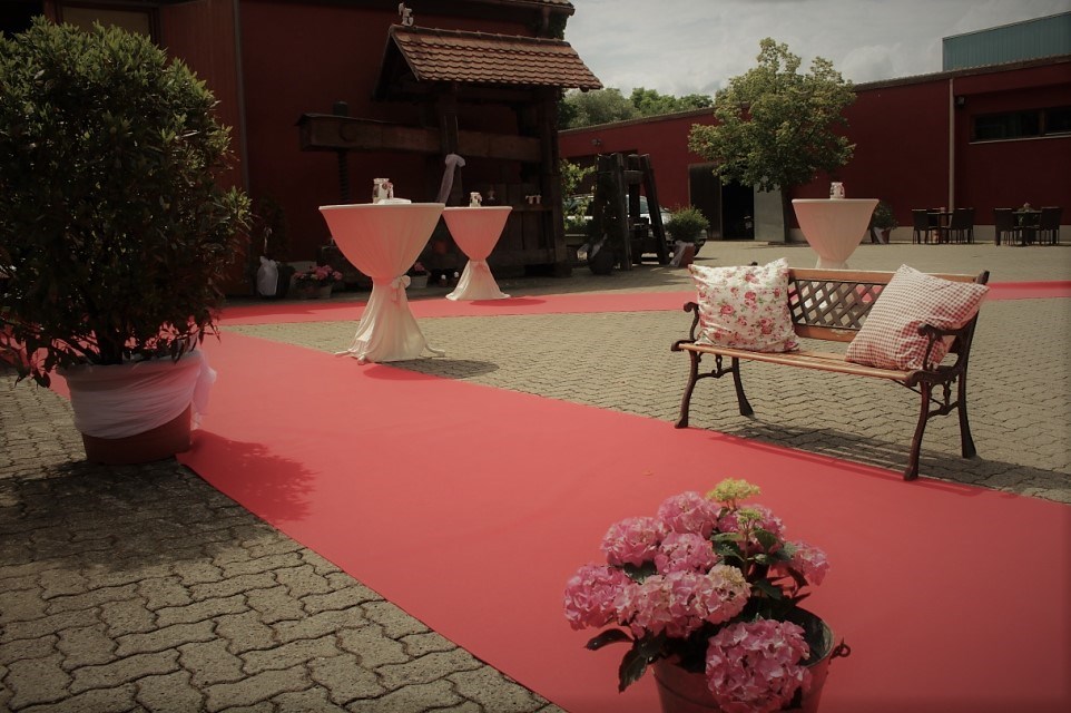Hochzeit: Innenhof - Romantische Scheune