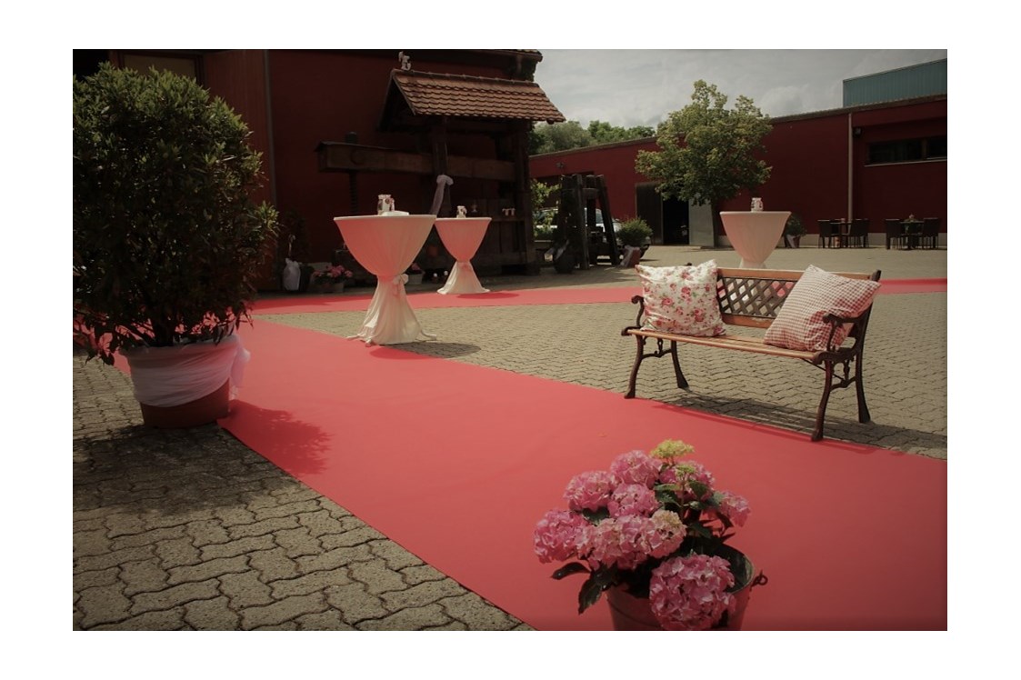 Hochzeit: Innenhof - Romantische Scheune