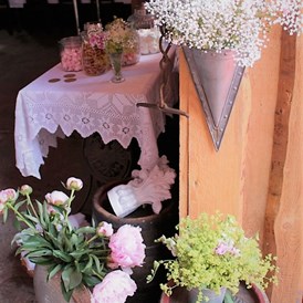 Hochzeit: Blumendeko - Romantische Scheune