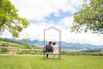 Hochzeit: Rosenbogen - Aussicht von vor der Villa - Villa Bergzauber