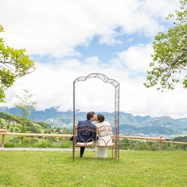 Hochzeit: Rosenbogen - Aussicht von vor der Villa - Villa Bergzauber